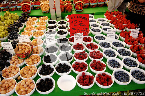 Image of Berry's on a farmers market.