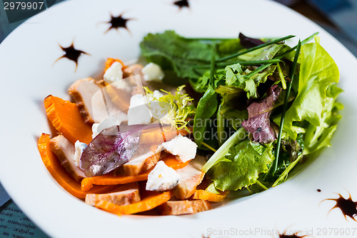 Image of Hot chicken and fresh vegetables