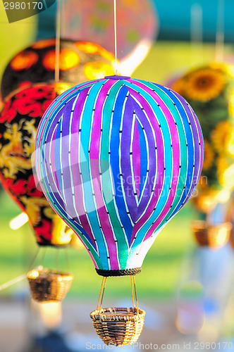 Image of bunch of hot air balloon toys dangling in the wind