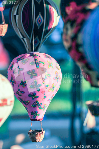 Image of bunch of hot air balloon toys dangling in the wind