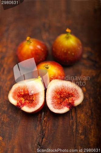 Image of fresh figs over old wood