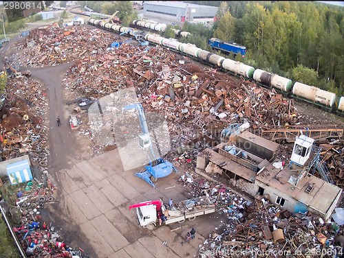 Image of Lifting equipment works on scrap metal