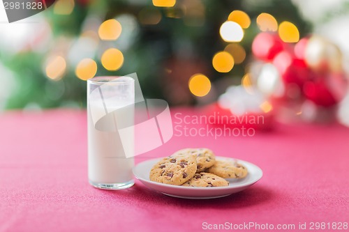 Image of room with christmas tree and decorated table