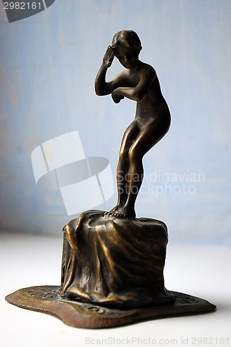 Image of bronze statuette nyu