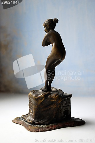 Image of bronze statuette nyu