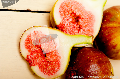 Image of fresh figs on a rustic table