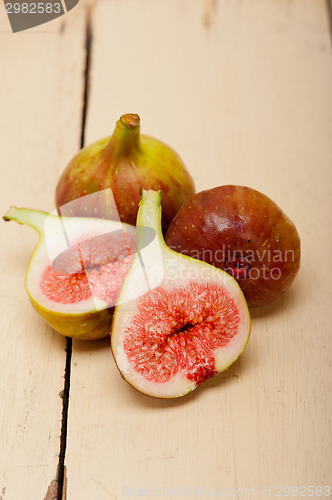 Image of fresh figs on a rustic table