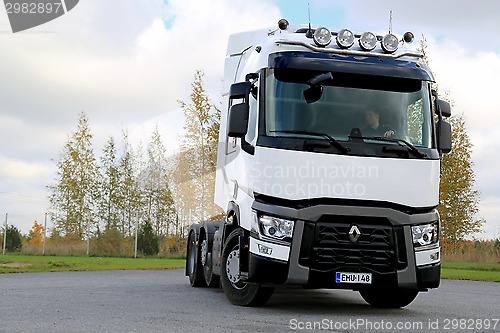 Image of White Renault Trucks T480 Tractor 