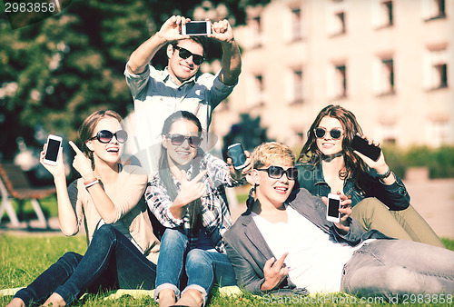 Image of students showing smartphones