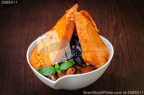 Image of mussel soup with toasted bread