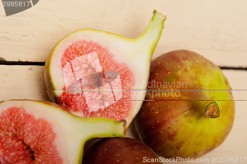 Image of fresh figs on a rustic table
