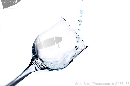 Image of The trickle of fluid fills the glass glass