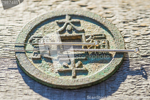 Image of acupuncture needles on chinese coin