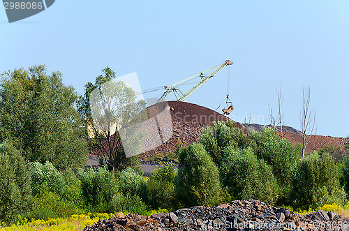 Image of The excavator on formation of quartzite dump