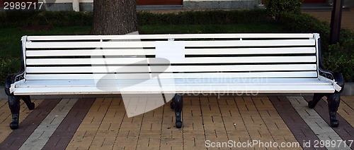 Image of a bench with fresh paint and a note