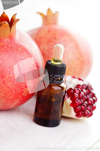 Image of pomegranate essential oil