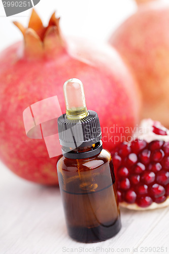 Image of pomegranate essential oil
