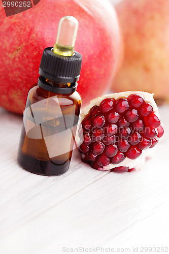 Image of pomegranate essential oil