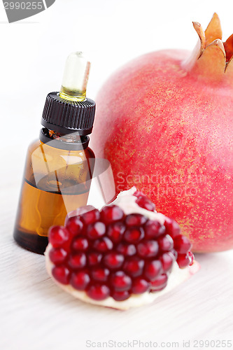 Image of pomegranate essential oil