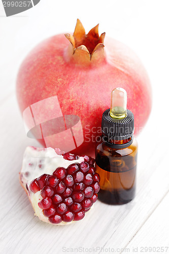 Image of pomegranate essential oil