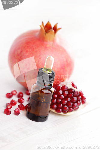 Image of pomegranate essential oil