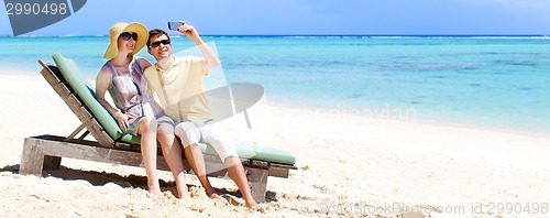 Image of couple at the beach