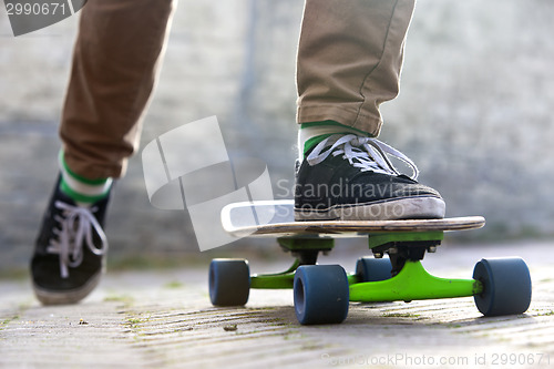 Image of Skateboarder departing 