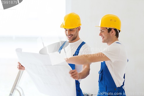 Image of group of builders with blueprint