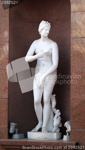 Image of statue of a naked girl on a historic