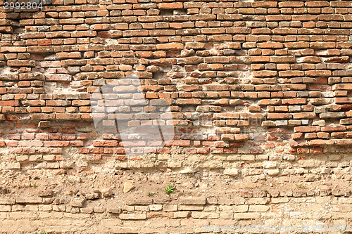 Image of cracked bricks on ancient fortress