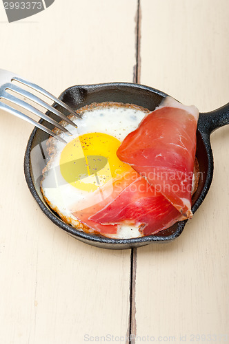 Image of egg sunny side up with italian speck ham