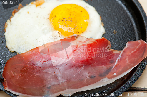 Image of egg sunny side up with italian speck ham