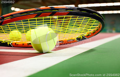 Image of 	Tennis ball on a tennis court