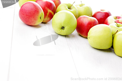 Image of green and red apples