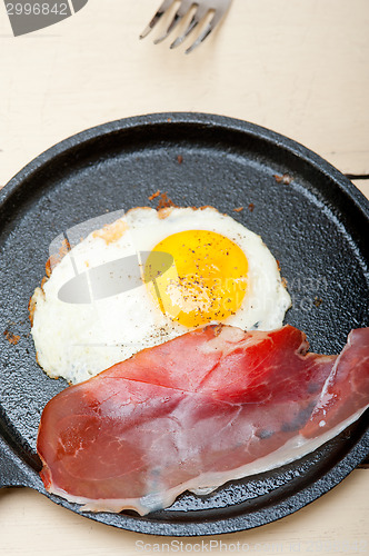 Image of egg sunny side up with italian speck ham