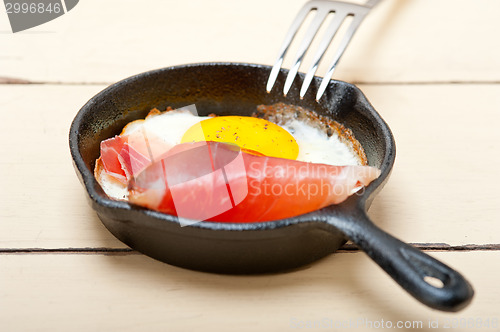 Image of egg sunny side up with italian speck ham