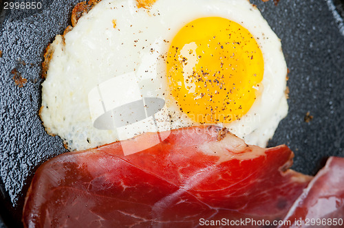 Image of egg sunny side up with italian speck ham