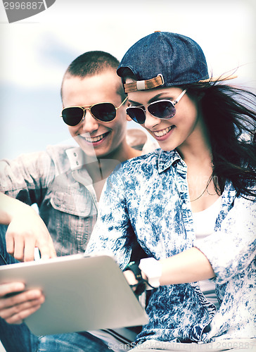 Image of teenagers looking at tablet pc