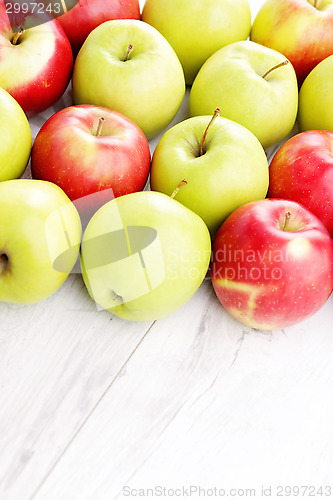 Image of green and red apples