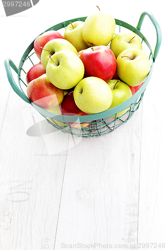 Image of green and red apples