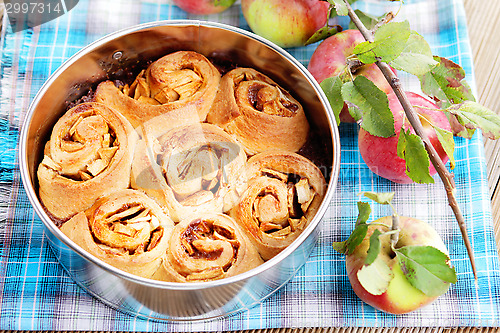 Image of yeast apple cake