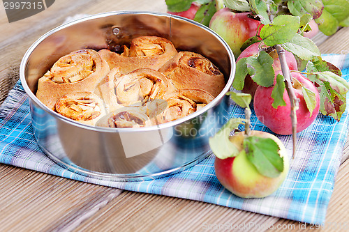 Image of yeast apple cake