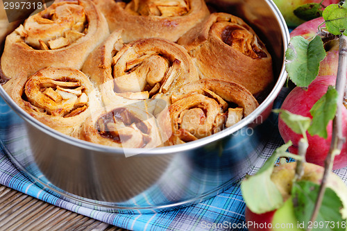 Image of yeast apple cake