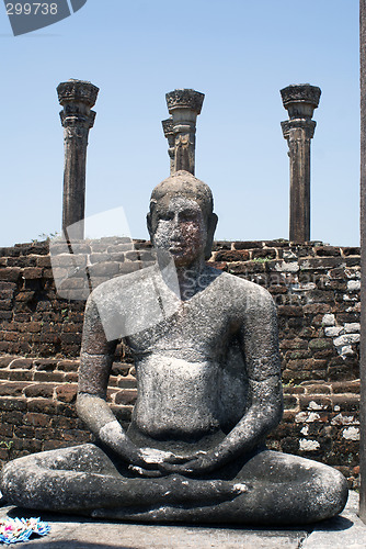 Image of Buddha, wall and pillars