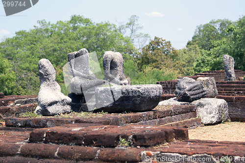 Image of Buddhas on the wall