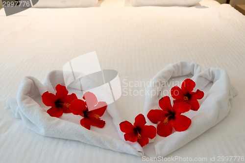 Image of heart made from towels on honeymoon bed