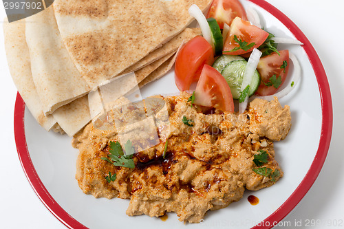 Image of Circassian chicken with salad and bread seen from above