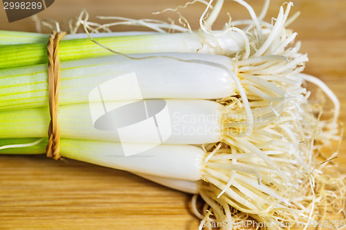 Image of spring onion on a plank