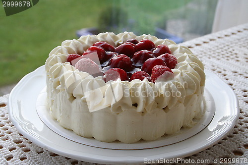 Image of Cake with strawberries and cream