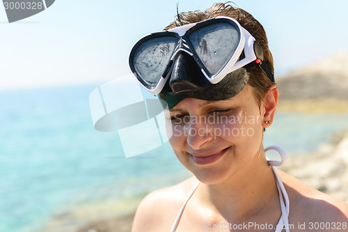 Image of Scuba diver woman can't see because of sun